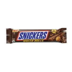 Snickers Wafer Rolls, wafer arrotolato ricoperto di cioccolato e ripieno di caramello da 24g